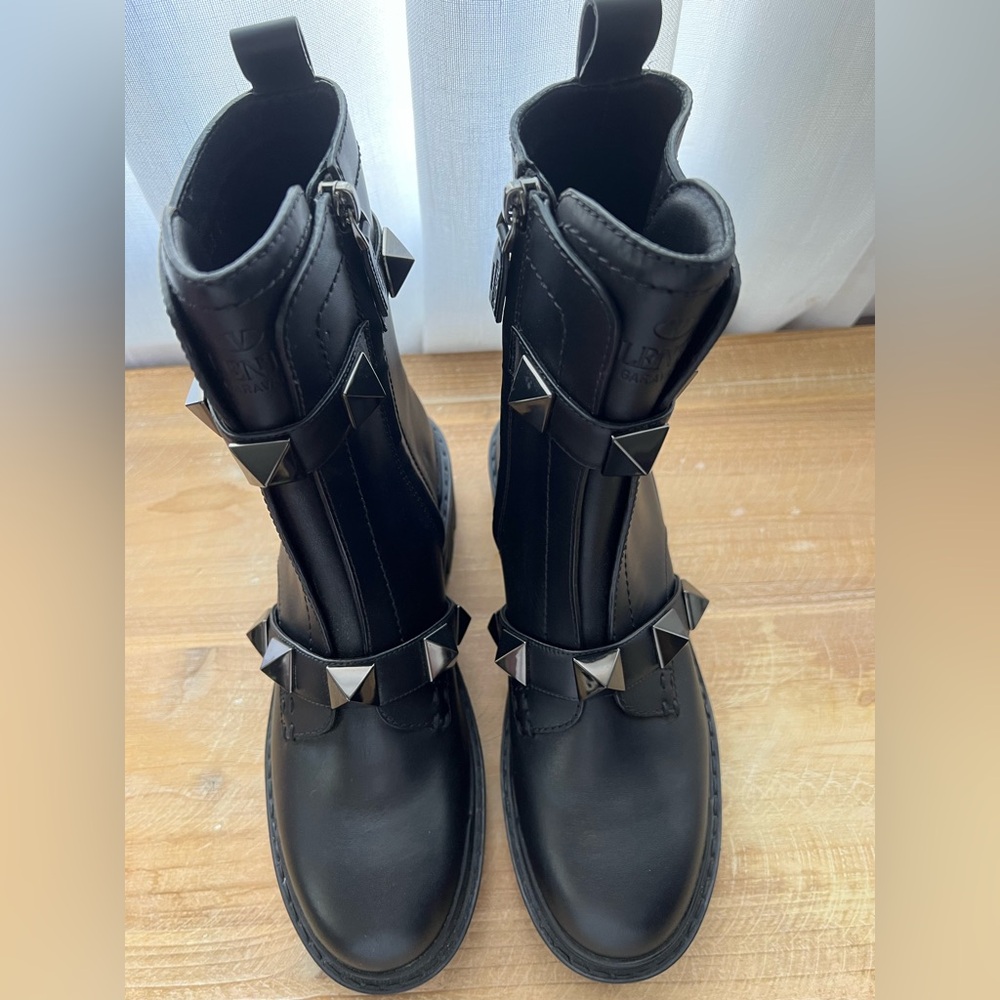 Valentino Roman Stud Calfskin Combat Boot With Tonal Studs In Black Size 37 New - Picture 4 of 15